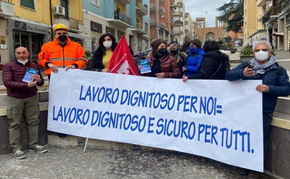 Cosenza, protesta ispettori del lavoro: "così non possiamo garantire sicurezza" 51 protesta lavoratori ispettorato lavoro
