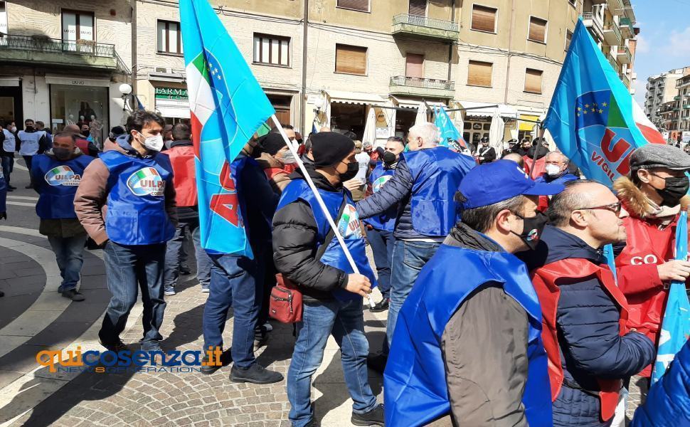 Cosenza, Vigili del fuoco in piazza contro il comandante: "a rischio la sicurezza di tutti" 51 protesta vigili del fuoco cosenza 22 marzo