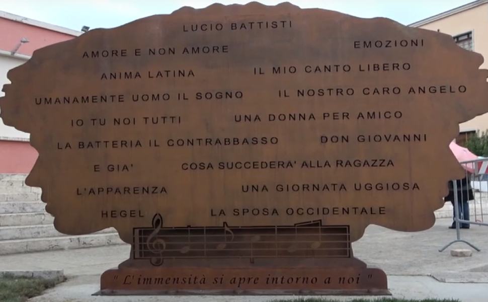 scultura battisti piazza amendola cosenza