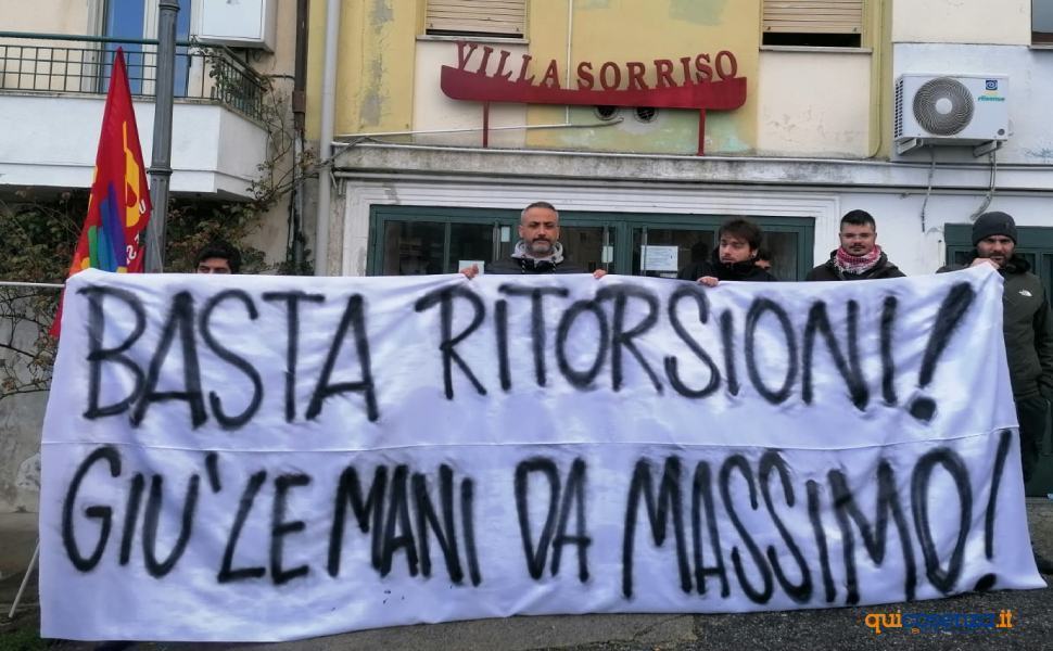 Montalto: sit in a Villa sorriso, lavoratore licenziato "basta ritorsioni" 52 villa sorriso sit in lavoratore licenziato 03