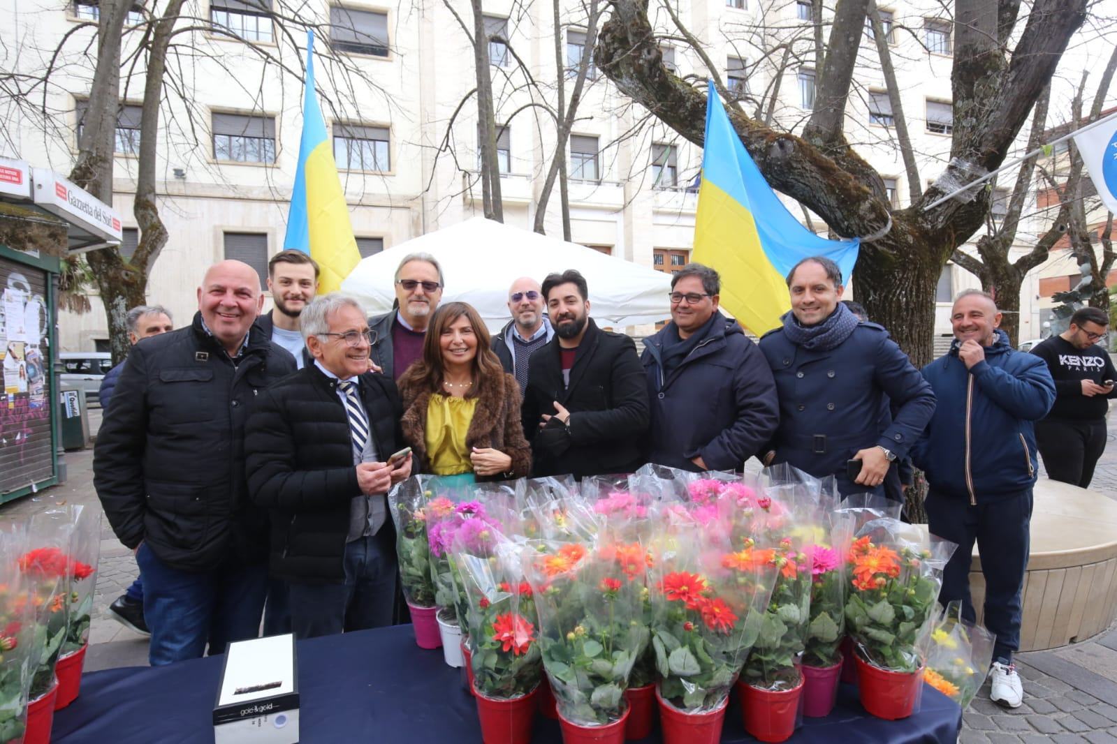 Cosenza, la Lega scende in piazza per raccogliere fondi per l'Ucraina 52 IMG 20220410 WA0011