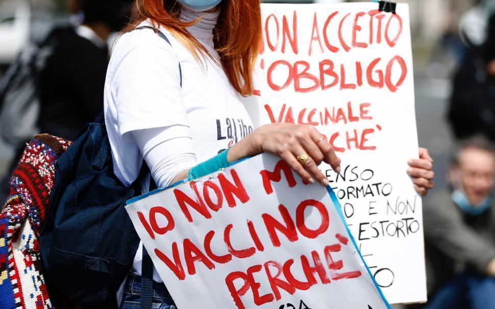 Scattano le multe ai No Vax over 50, maglia nera per la Calabria -  QuiCosenza.it