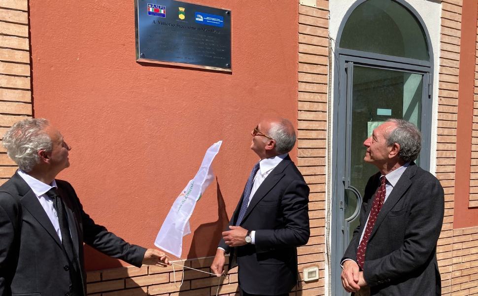 il Sindaco Franz Caruso svela la targa a Vittorio Staccione