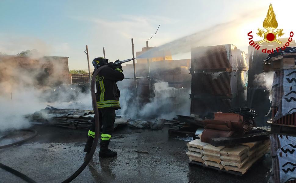 incendio materiale edile lamezia terme 01