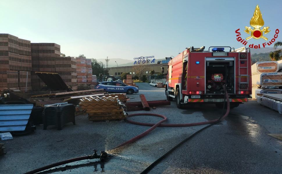 incendio materiale edile lamezia terme 02