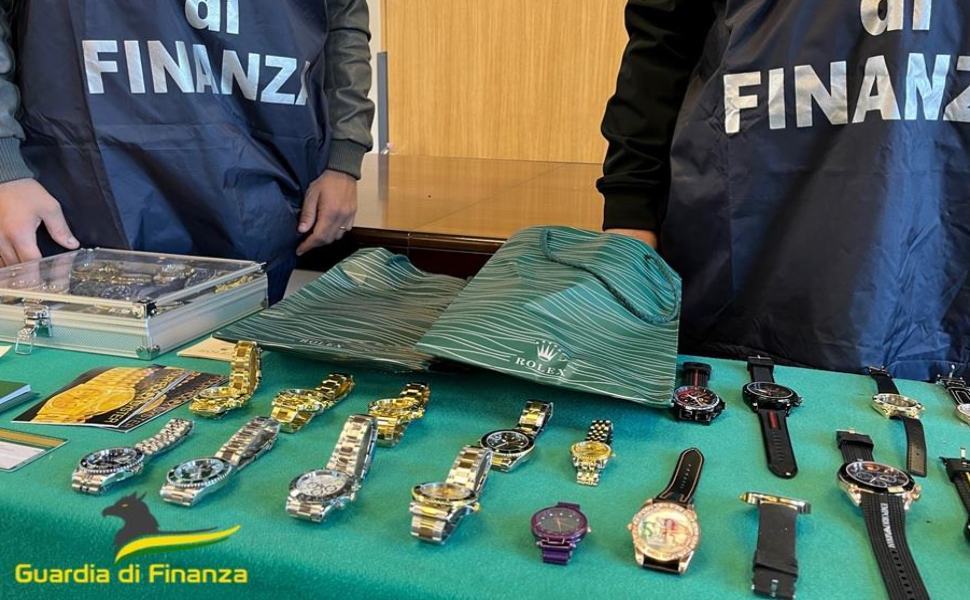 Torano Castello: decine di orologi falsi venduti sui social, una denuncia 52 orologi guardia finanza cosenza torano
