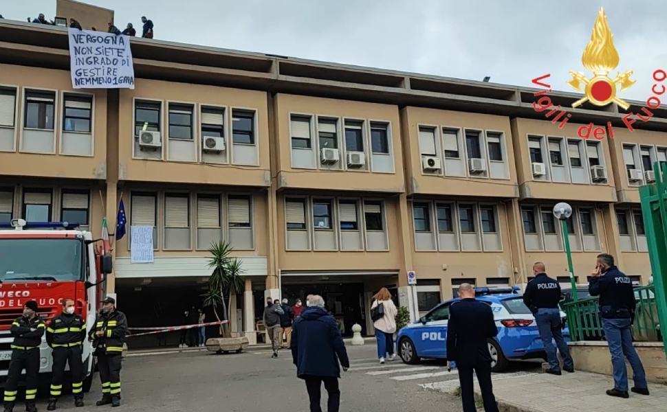 Corigliano Rossano, addetti alla mensa in protesta sul tetto dell'ospedale 52 protesta mensa corigliano rossano 01