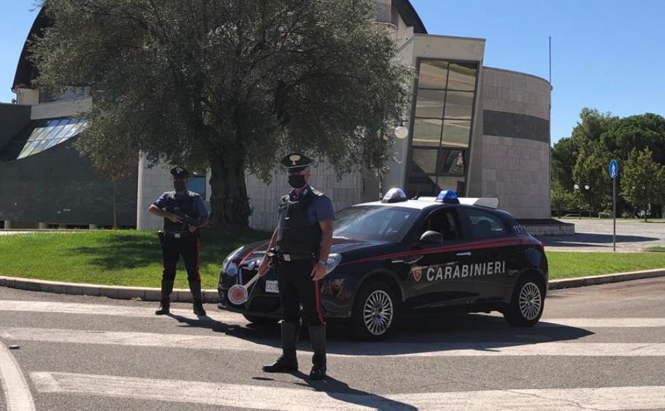 Rende lancia la pistola dal finestrino e inizia una rocambolesca fuga