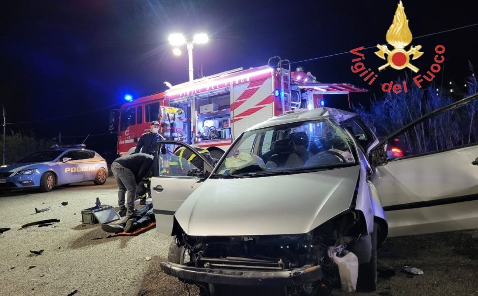 Auto finisce contro il guardrail e poi si ribalta, ferito il conducente 52 incidente polo catanzaro 02