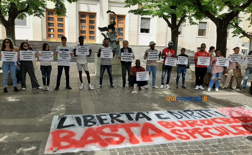 sit in migranti prefettura cosenza 02