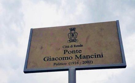 Ponte intitolato a Mancini: ma sulla targa c'è un errore. Effettuata la sostituzione 52 Ponte mancini 1
