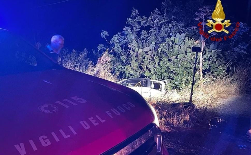 Auto sbanda e finisce fuori strada, due ragazze ferite 52 incidente crotone due ragazze 02