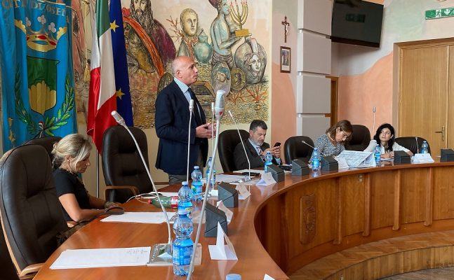 Franz Caruso interviene durante la seduta del consiglio