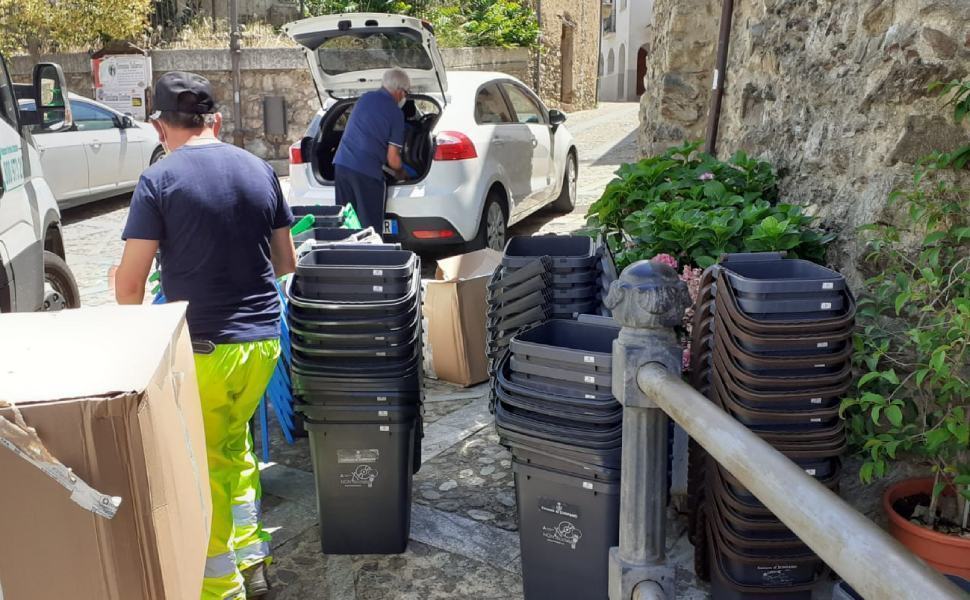 consegna kit rifiuti zumpano