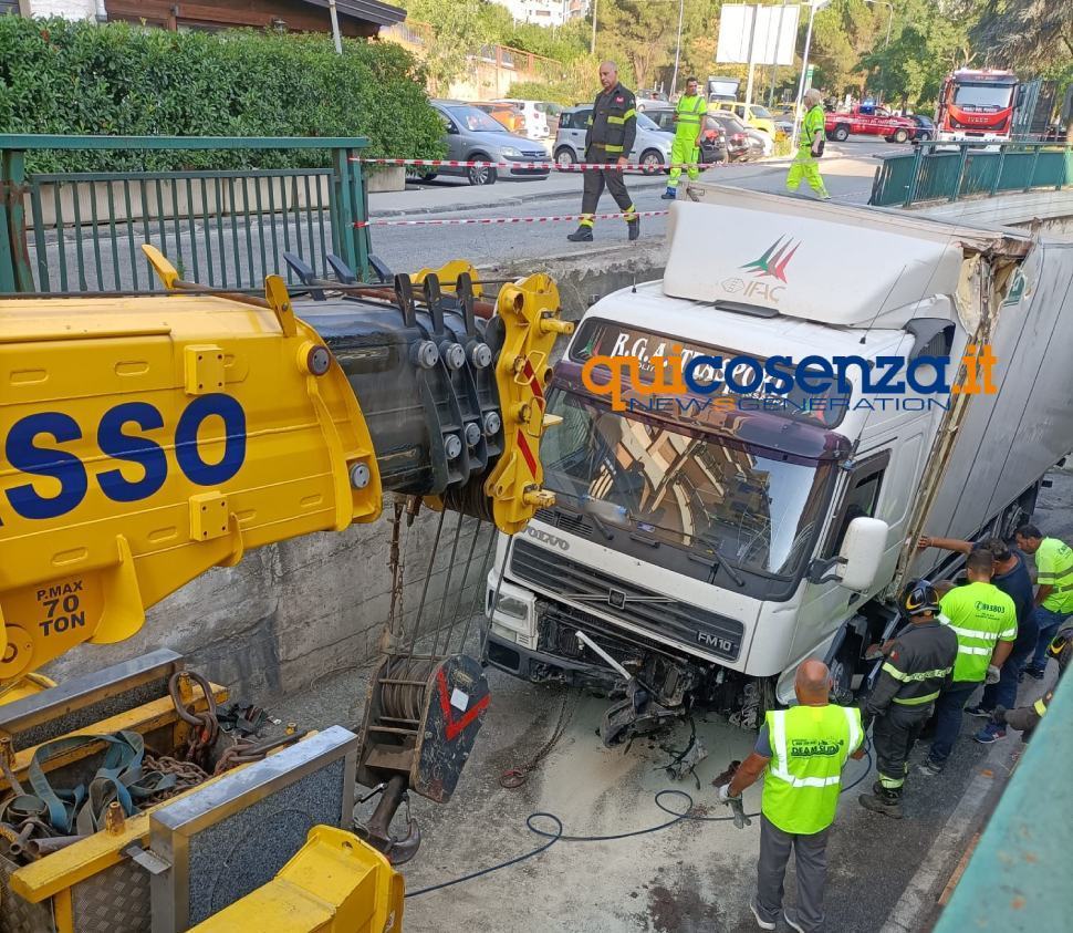 incidente via pasquale rossi camion 05