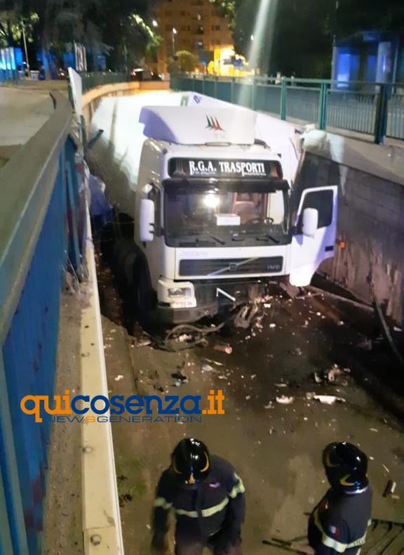 incidente via pasquale rossi camion 06