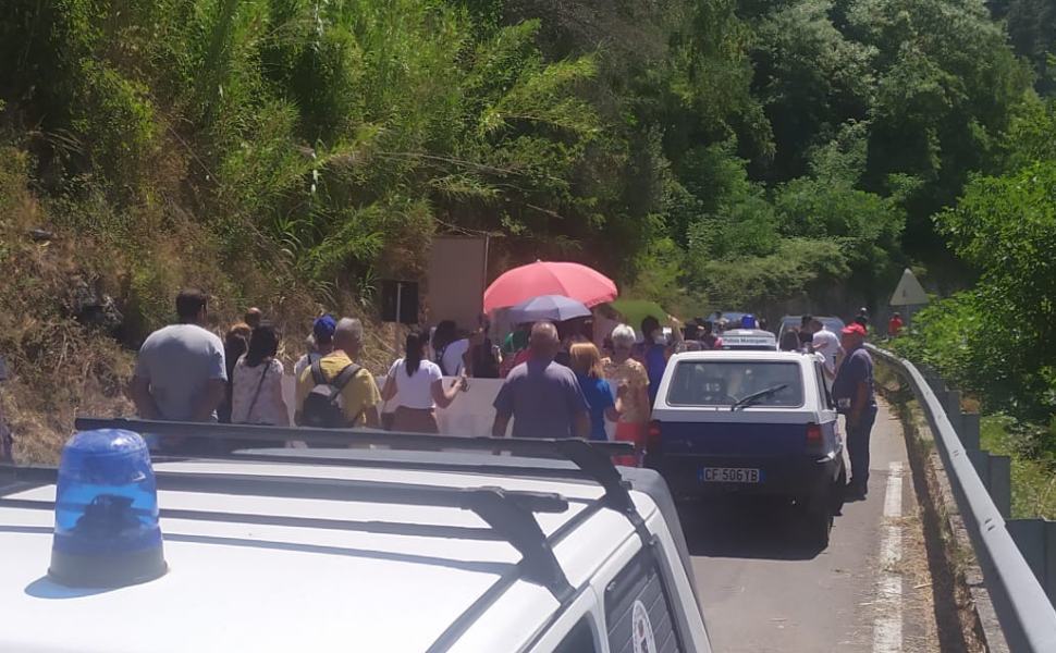 protesta parenti sanita provinciale 242 04