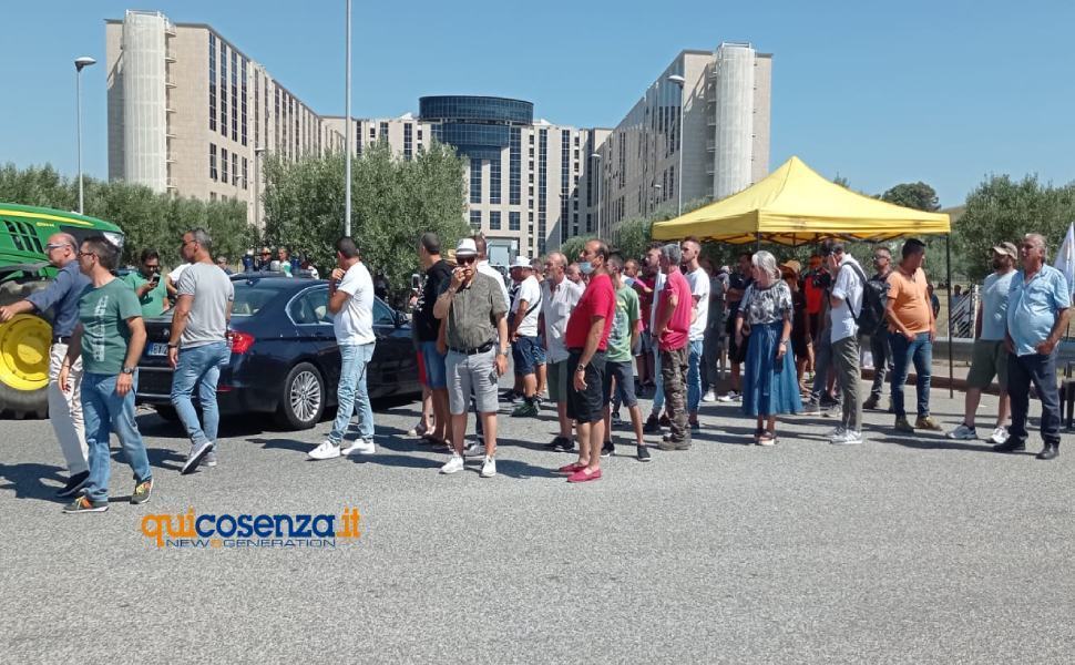 trattori corteo regione catanzaro contro carovita 01