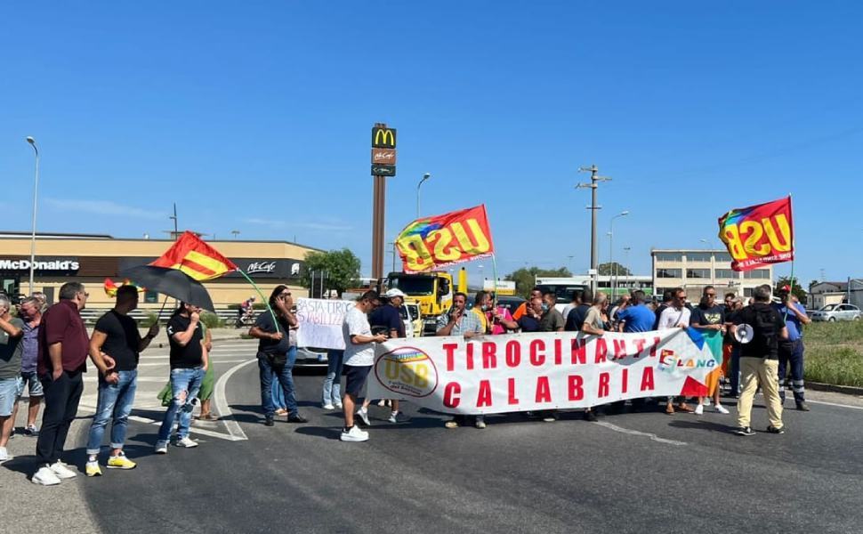 Tirocinanti protesta Crotone 01