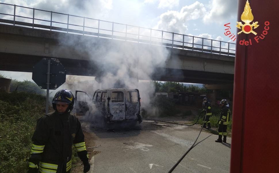 furgone incendio vvff 02