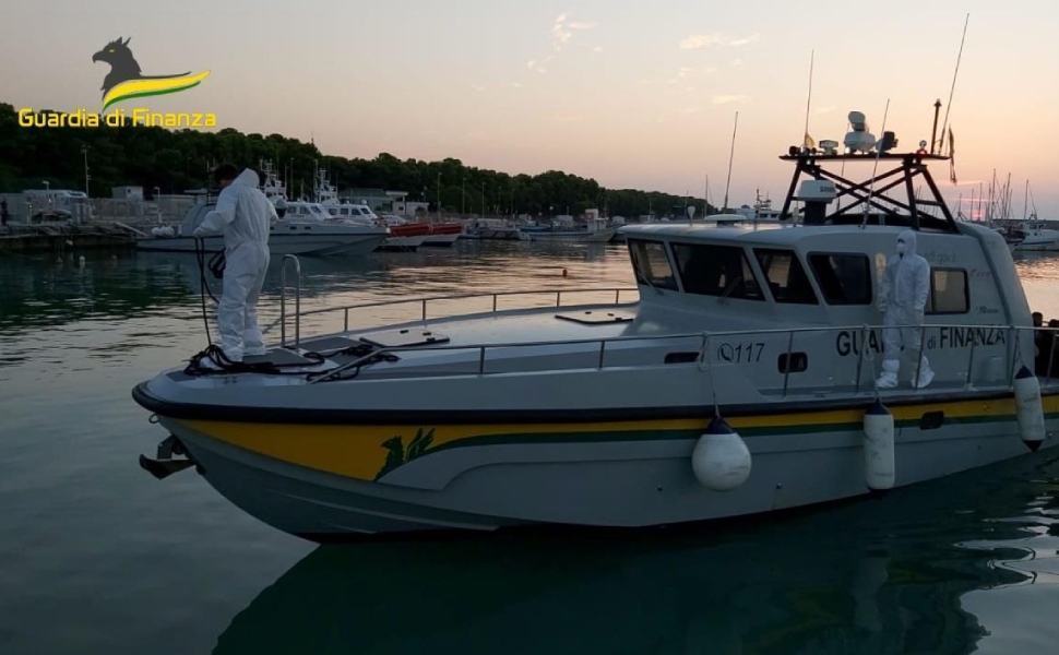 Altri 100 migranti sbarcano in Calabria, soccorsi in mare 52 sbarco roccella migranti finanza 02