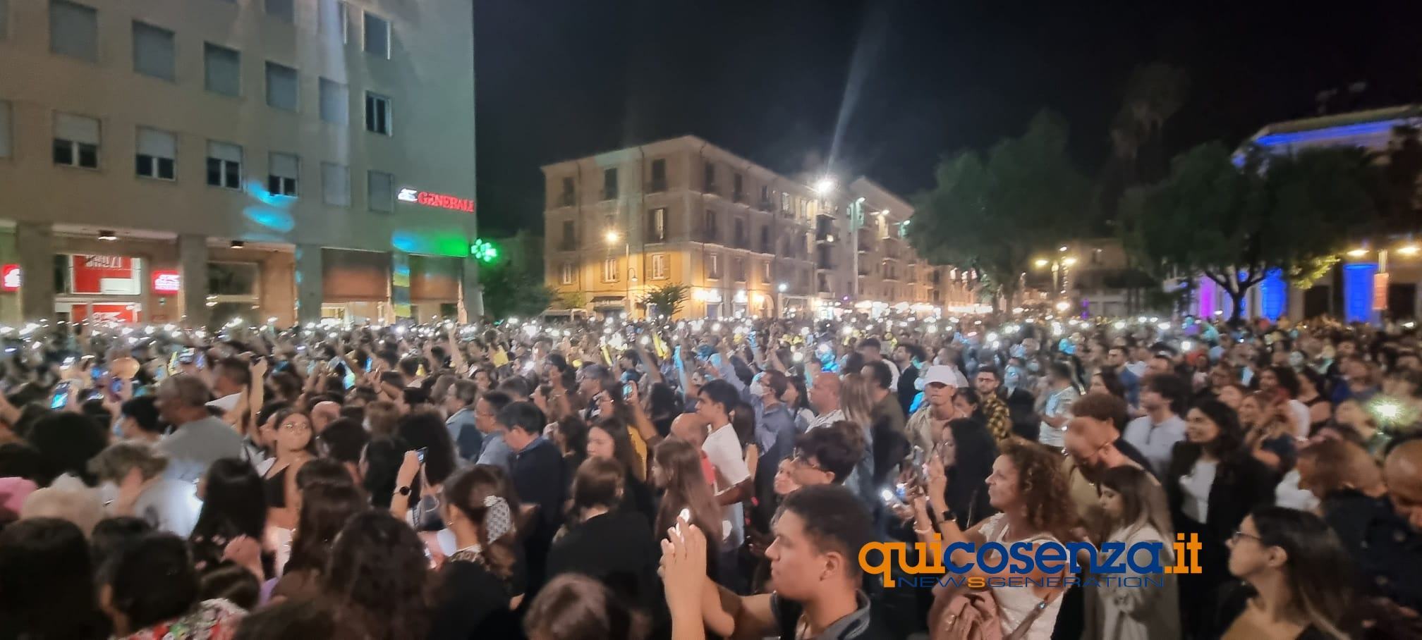 The Kolors a Cosenza, l'energia protagonista del live in piazza dei Bruzi 52 the kolors cosenza 02