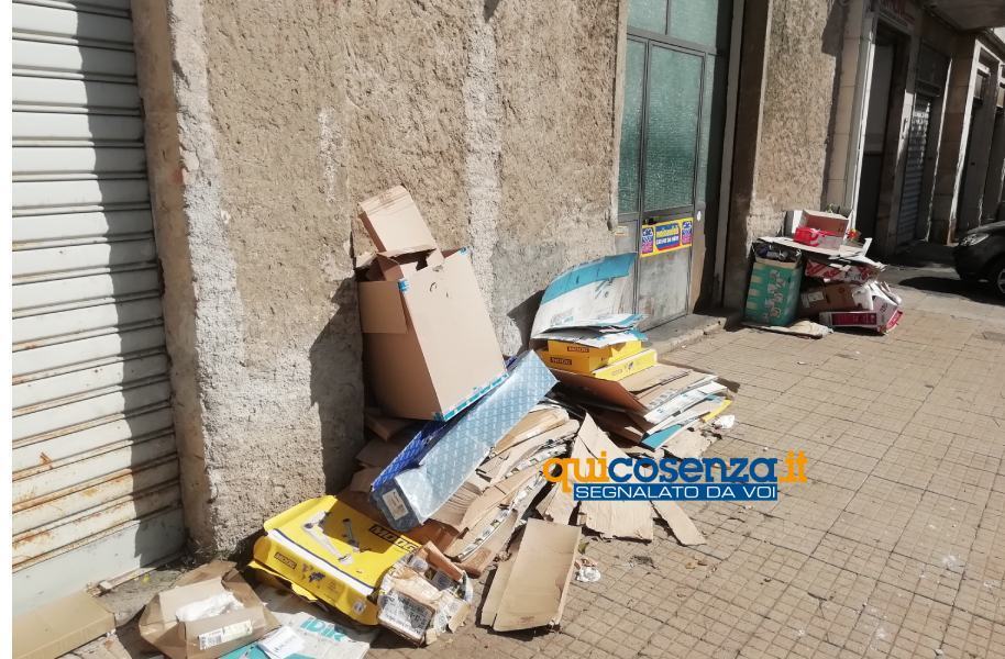 rifiuti via Milelli 01