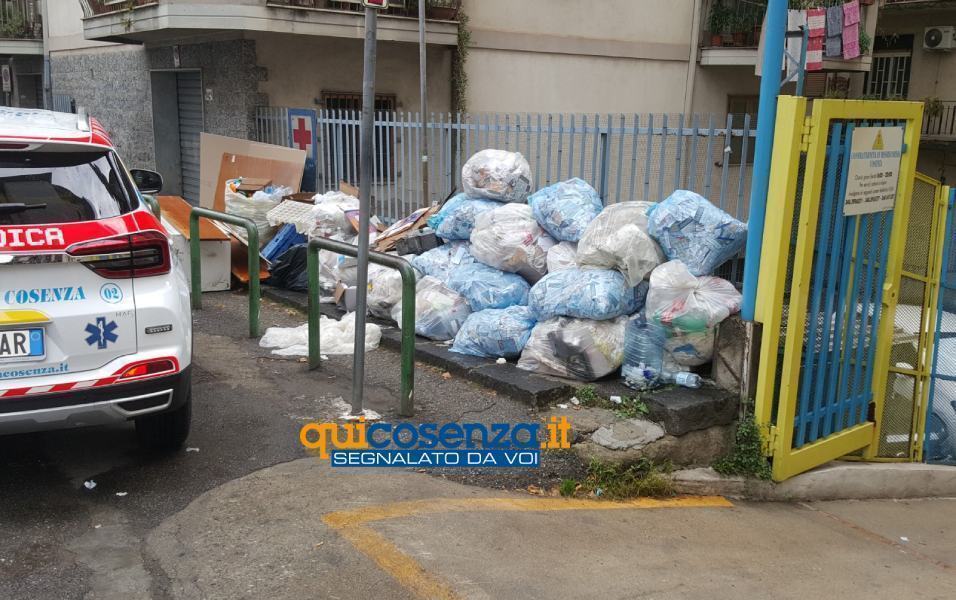 rifiuti via pasquale rossi 01