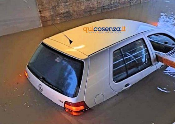 Raffiche di vento a 90 Km/h e onde alte 5 metri flagellano la costa tirrenica cosentina 53 Auto allagata