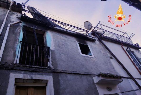 Divampa un incendio in un'abitazione. Anziana salvata dalle fiamme 52 Incendio catanzaro2