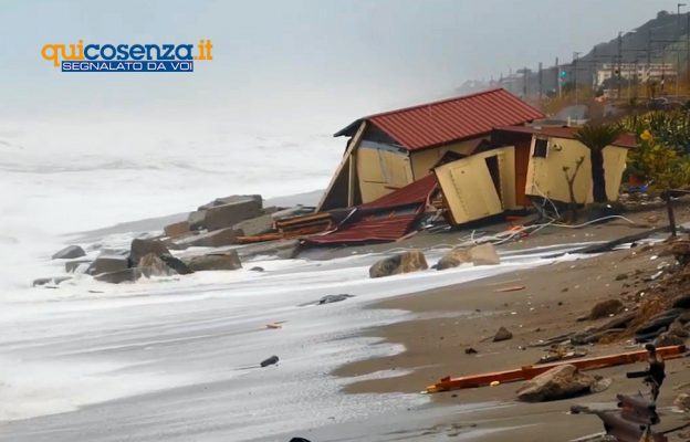Raffiche di vento a 90 Km/h e onde alte 5 metri flagellano la costa tirrenica cosentina 52 Lungomare Paola