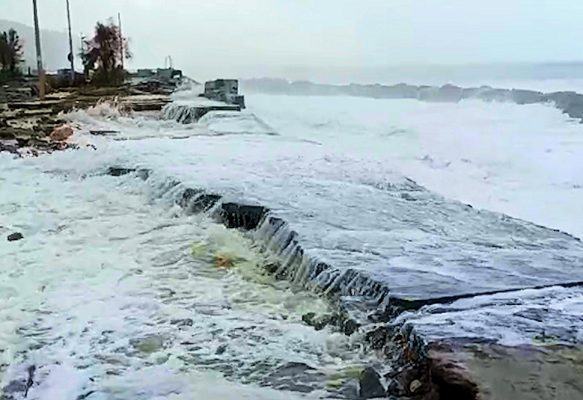 Raffiche di vento a 90 Km/h e onde alte 5 metri flagellano la costa tirrenica cosentina 54 Mareggiata amantea