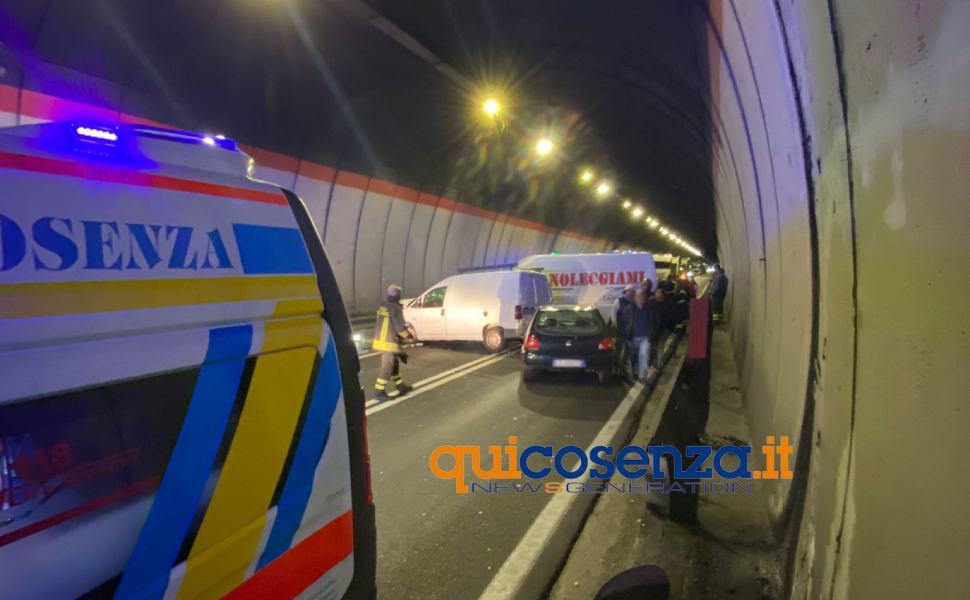 Violento incidente nella galleria Crocetta: due feriti, uno è grave 54 incidente galleria crocetta 24 novembre 02