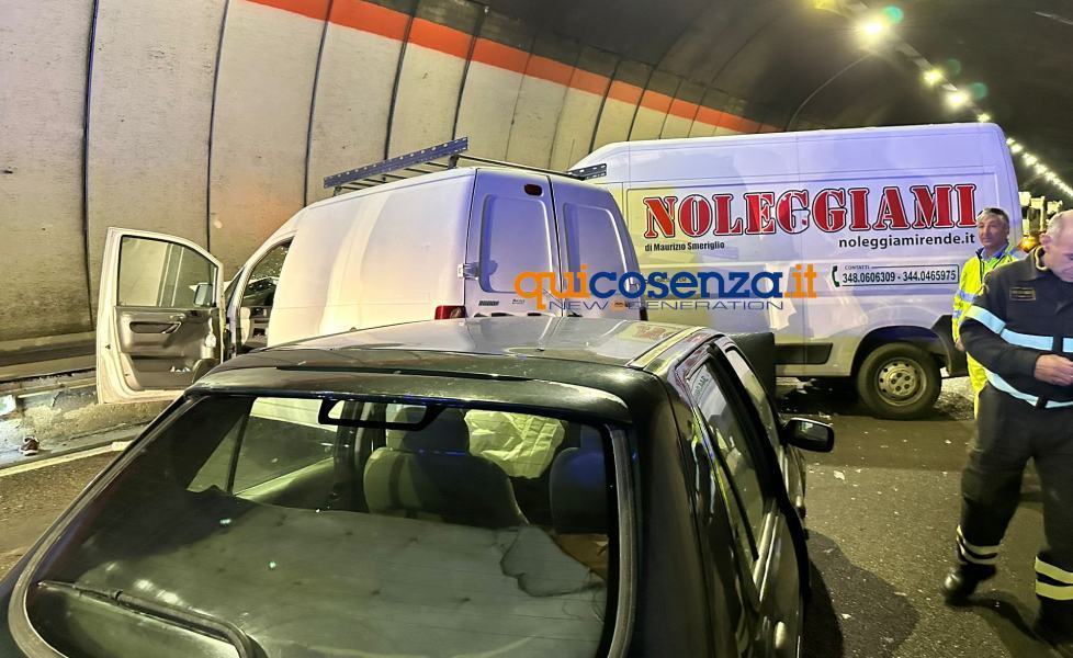 Violento incidente nella galleria Crocetta: due feriti, uno è grave 55 incidente galleria crocetta 24 novembre 04 1