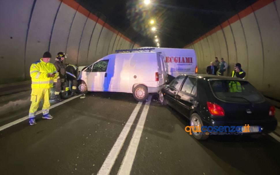 Violento incidente nella galleria Crocetta: due feriti, uno è grave 53 incidente galleria crocetta 24 novembre 04
