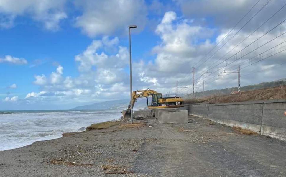 Mareggiata a Paola, Comune «nessun cittadino sarà lasciato solo» 52 mareggiata paola linea ferroviaria