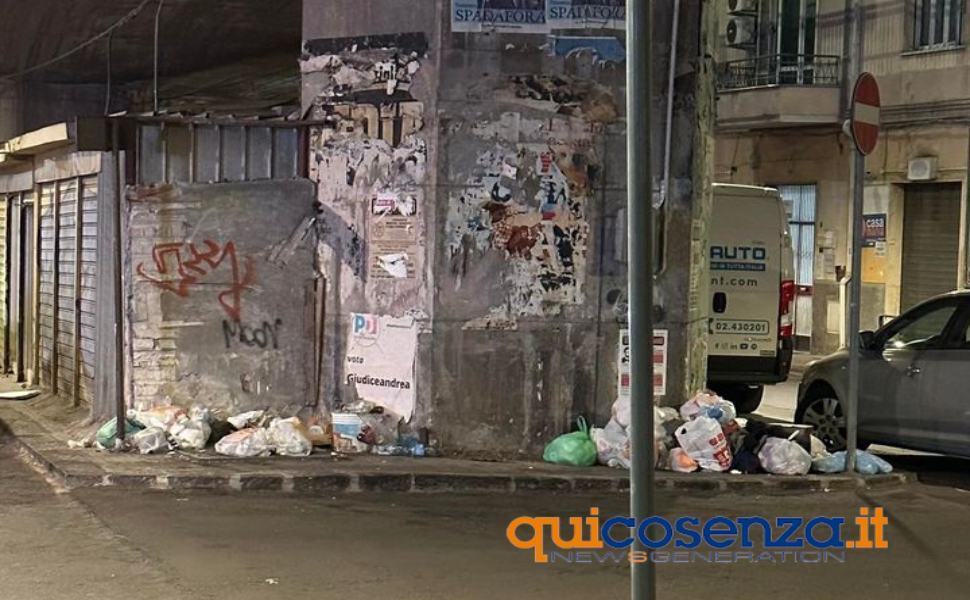 rifiuti via padre giglio cosenza 1