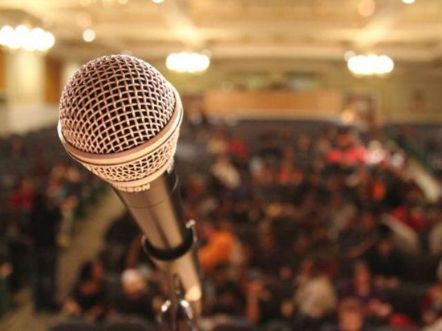 Partono le iscrizioni per il Poetry Slam: il 5 giugno sfida in versi alla Villa Vecchia 51 03bceb94076f81fad2f60d1d8fe3dabd