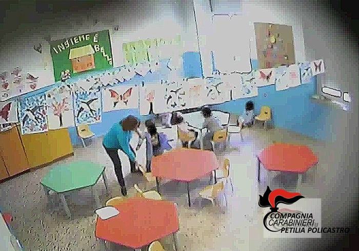 Schiaffi e minacce di morte a bimbi di tre anni, maestre sospese dall'insegnamento 56 Due maestre sospese per maltrattamenti ad alunni