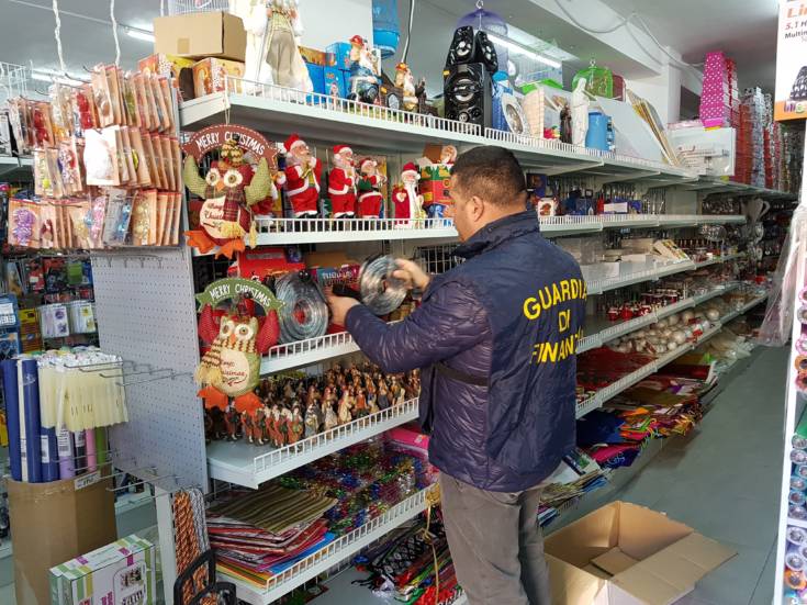 Sequestrate a Cosenza sette milioni di 'lucine' natalizie e giocattoli 51 1 2 1