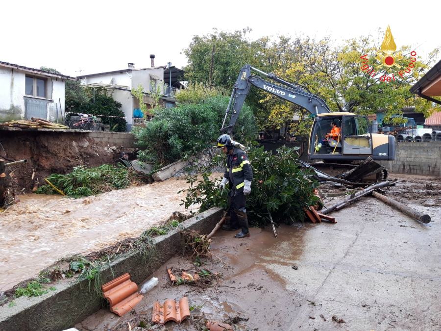 Maltempo in Calabria, i vigili del fuoco fronteggiano l'emergenza (Video) 59 1 2 3