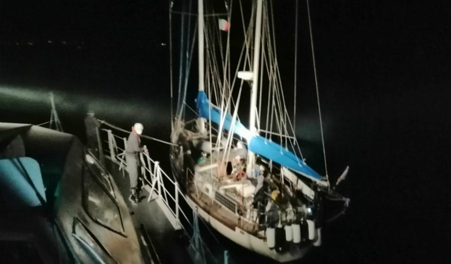 Nuovo sbarco di migranti, in 32 nascosti sottocoperta 55 1 G
