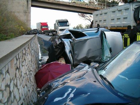 Si immerge nel letame per protestare contro le condizioni della ss 106 212 106 incidente