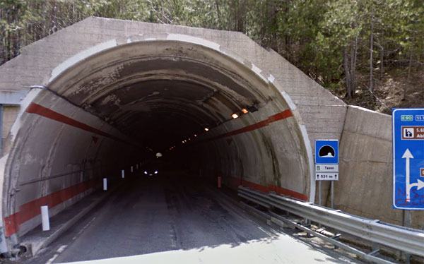 Incidenti, auto si schianta contro il muro di una galleria sulla Silana- Crotonese, un morto 197 107 statale galleria tasso camigliatello
