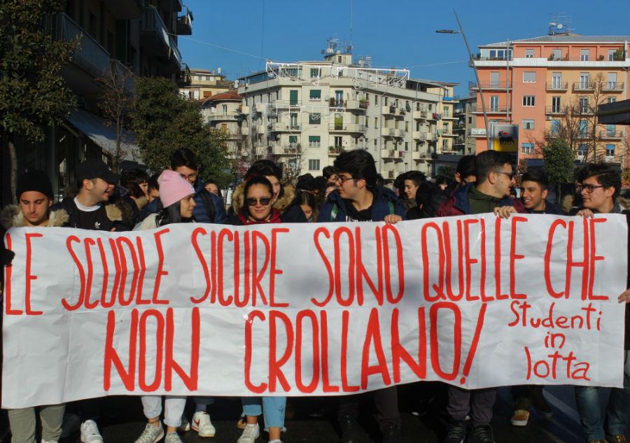 Cosenza, edilizia scolastica: studenti di nuovo in piazza 68 11112 1