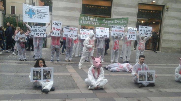flash mob cosenza arte maiale sgozzato