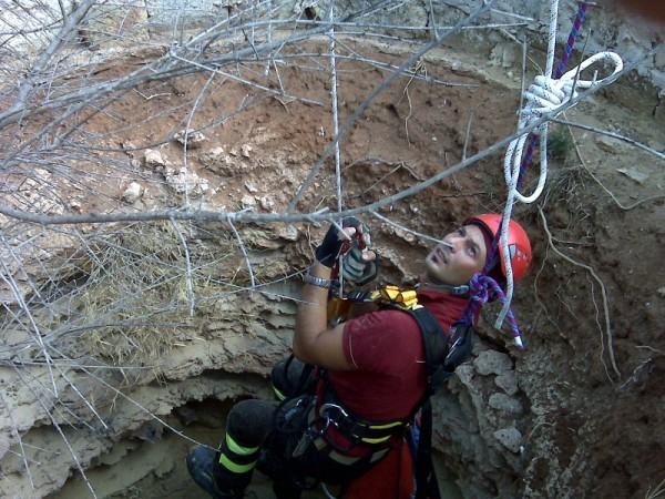 1396123448 vittoria i pompieri recuperano un cane caduto in un pozzo