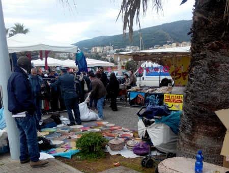 La Finanza tra le bancarelle di Paola, sequestrata merce ai migranti 51 13992e3655df11a16b59173bf43feff0