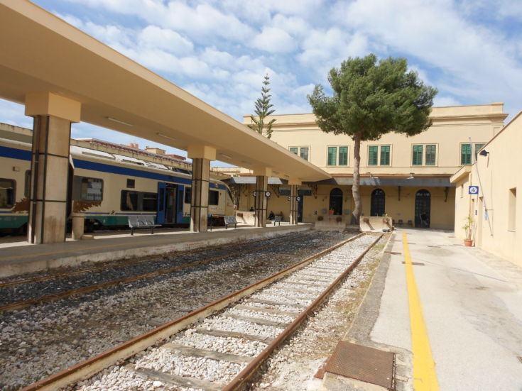 1447079069 0 trapani evitata tragedia il treno ritarda e una donna si butta sui binari per protesta