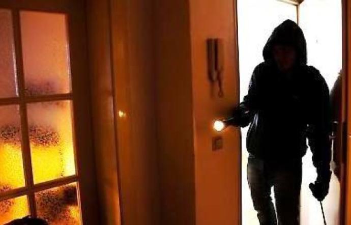 1540305788793 canicatti ladri attendono coppia al rientro a casa e la rapinano